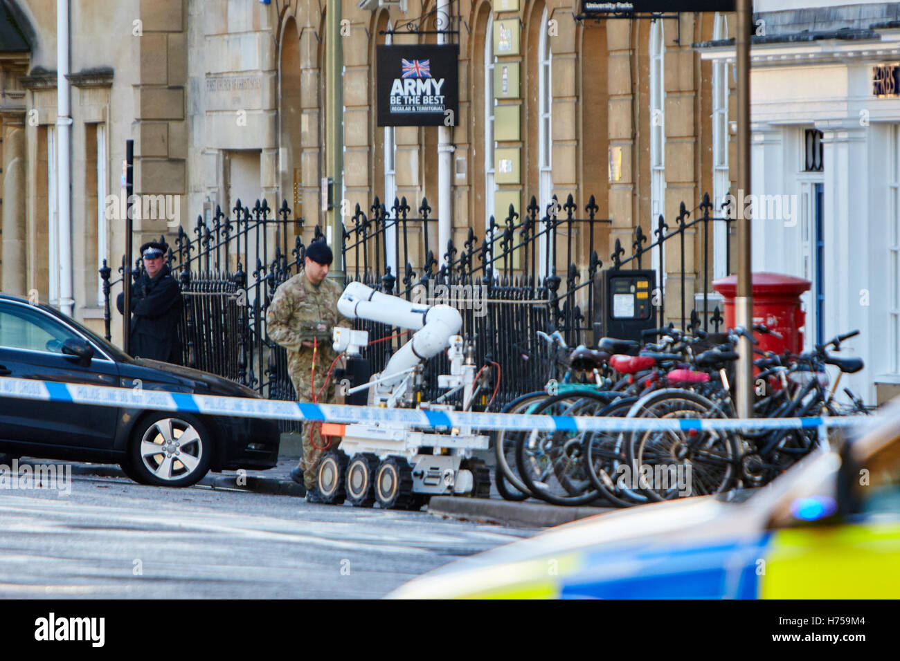 Ein Bombe Beseitigung Offizier mit einem entfernten Roboter nach der Entdeckung eines Geräts an die Armee Rekrutierungsbüro in Oxford Stockfoto