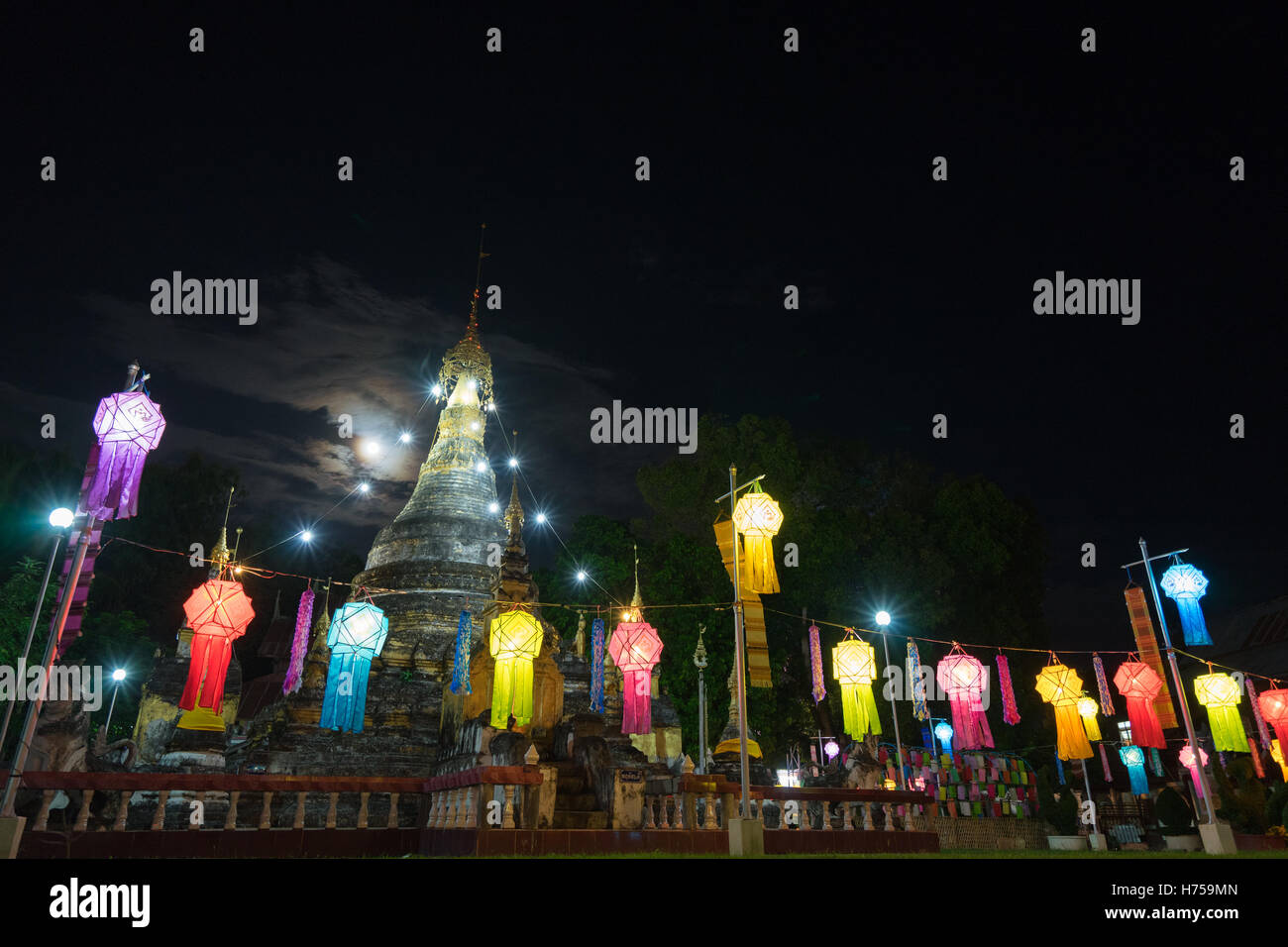 Thailand-Laterne, bunten traditionellen Laterne, buddhistische Pagode mit Licht dekorativ in der Nacht, hohe ISO. Stockfoto