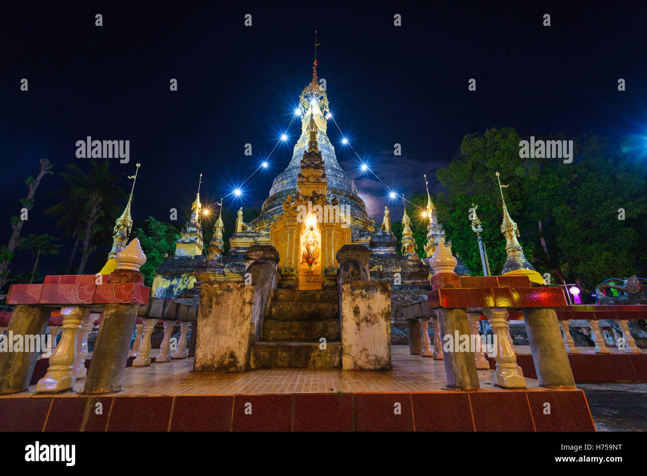 Thailand-Laterne, bunten traditionellen Laterne, buddhistische Pagode mit Licht dekorativ in der Nacht, hohe ISO. Stockfoto