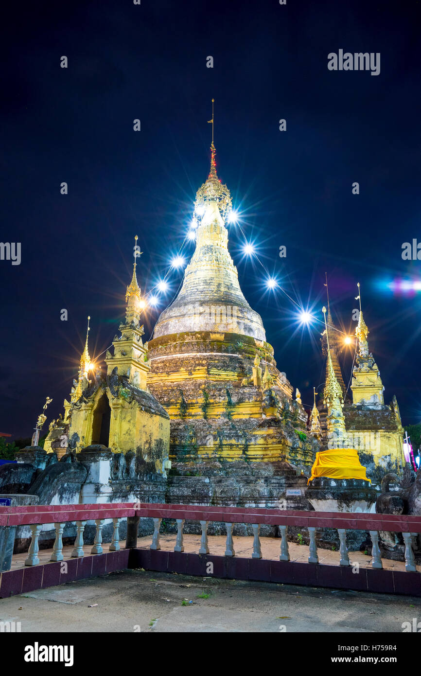 Thailand-Laterne, bunten traditionellen Laterne, buddhistische Pagode mit Licht dekorativ in der Nacht, hohe ISO. Stockfoto