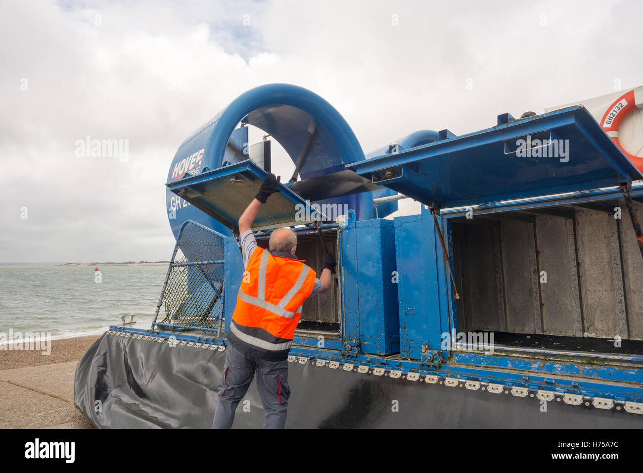 PORTSMOUTH, Großbritannien - 28. AUGUST 2016: Ein Techniker überprüft die Motoren eines Hovercraft Boot, bevor es für die Isle of Wight fährt. Stockfoto