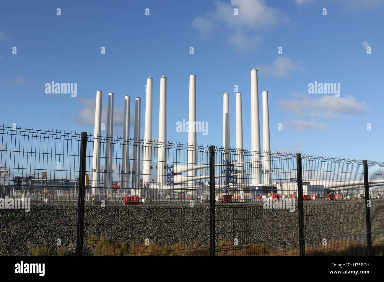 Riesige Windturbinen-Komponenten bereit für den Versand von Belfast Docks - waren diese Turbinen für ein Projekt in Liverpool Bay. Stockfoto