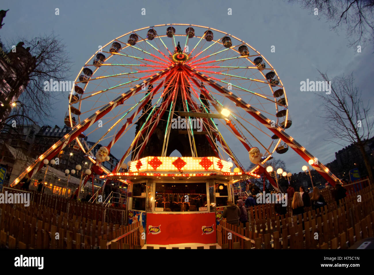 Edinburgh Hogmanay Weihnachten Princes Gardens Festival ice skating