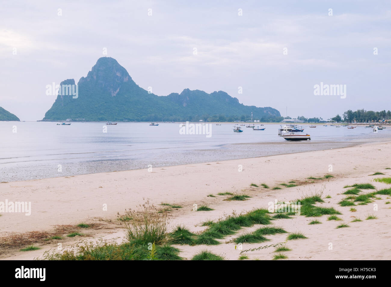 Prachuap Bucht den tropischen Strand der Provinz Prachuap Khiri Khan, Süden von Thailand. Stockfoto