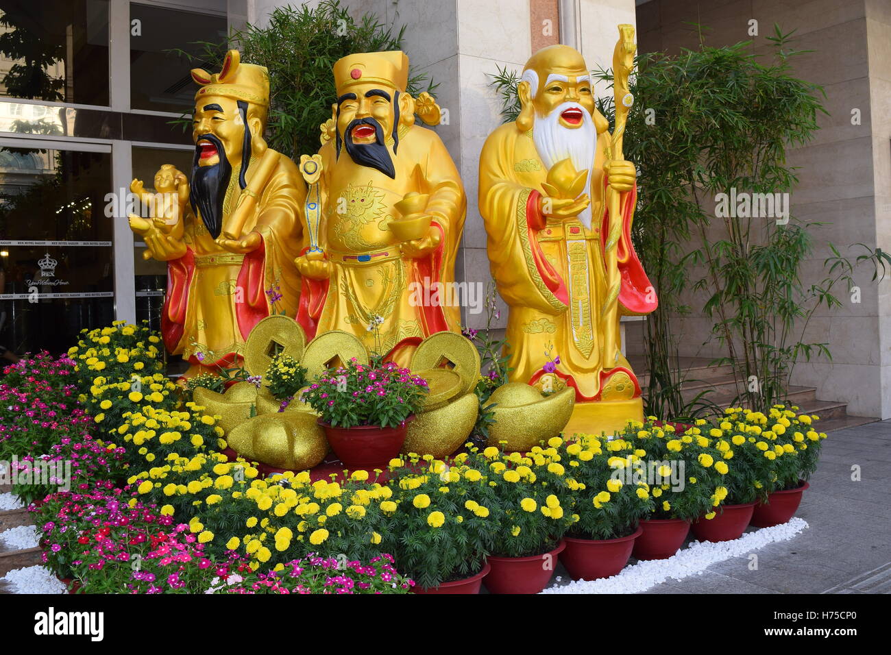 Fu Lu Shou oder Glück, Wohlstand, Langlebigkeit Götter und Blumen schmücken bei Lunar New Year in Vietnam Stockfoto