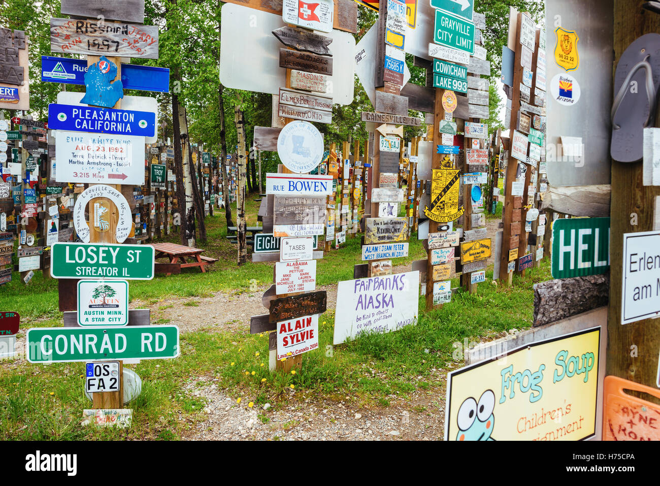 Sign Post Forest Stillstand muss für Reisende des Alaska Highways in Watson Lake, Yukon Territory Stockfoto