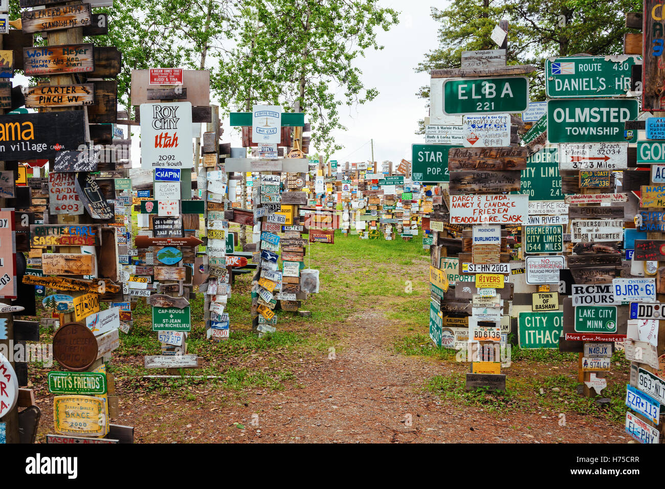 Sign Post Forest Stillstand muss für Reisende des Alaska Highways in Watson Lake, Yukon Territory Stockfoto