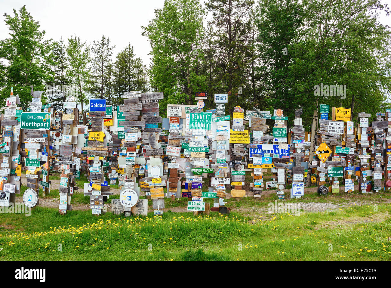 Sign Post Forest Stillstand muss für Reisende des Alaska Highways in Watson Lake, Yukon Territory Stockfoto