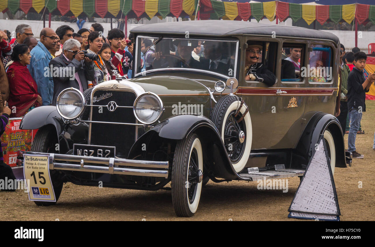 Studebaker Oldtimer rollt heraus von Fort William nach Flagge an der Oldtimer-Rallye und Road-Show in Kolkata, Indien. Stockfoto