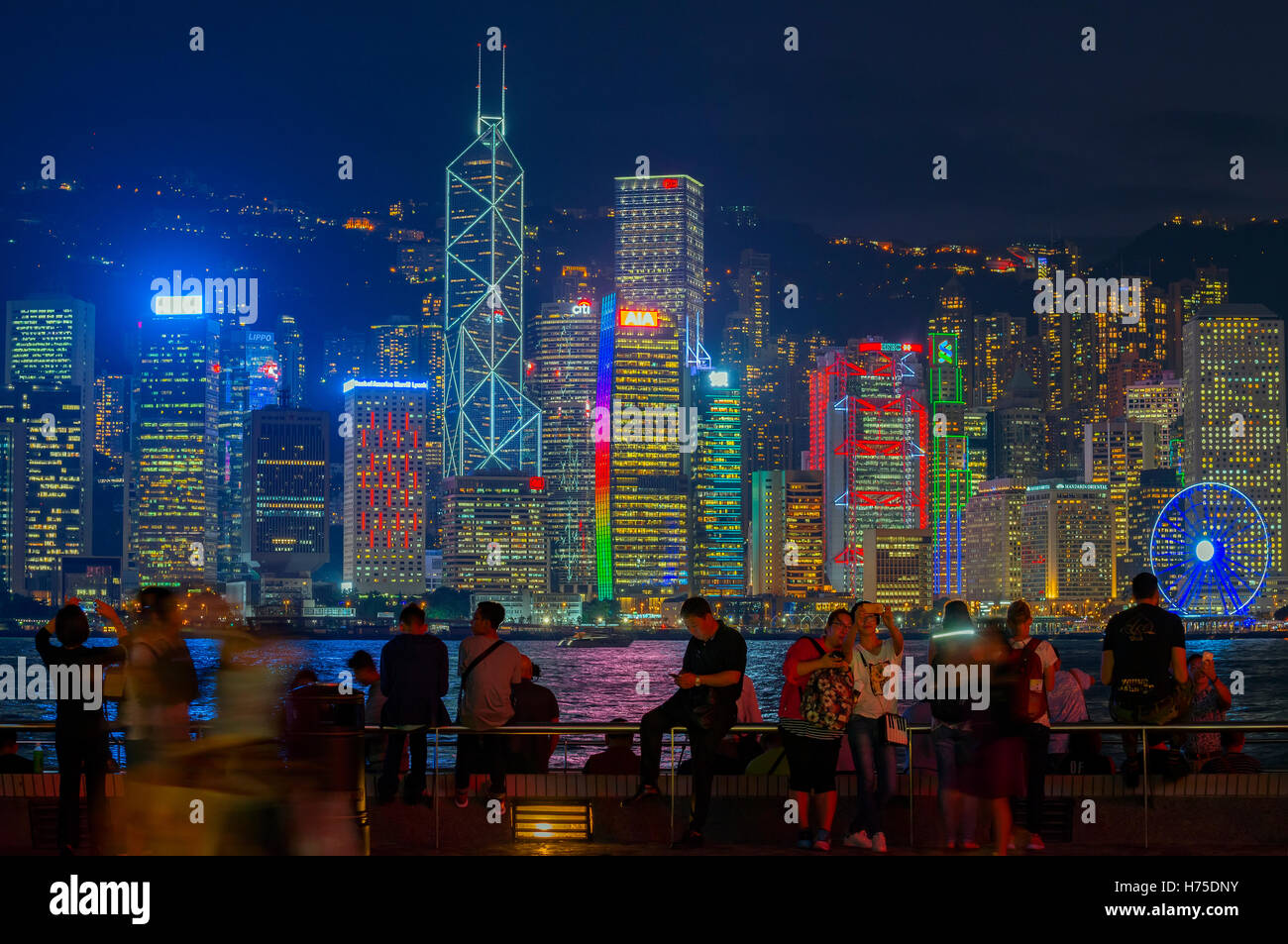 Der berühmte Tsim Sha Tsui Promenade, und Touristen genießen den Abend Blick auf Hong Kong Island, Hongkong, China. Stockfoto