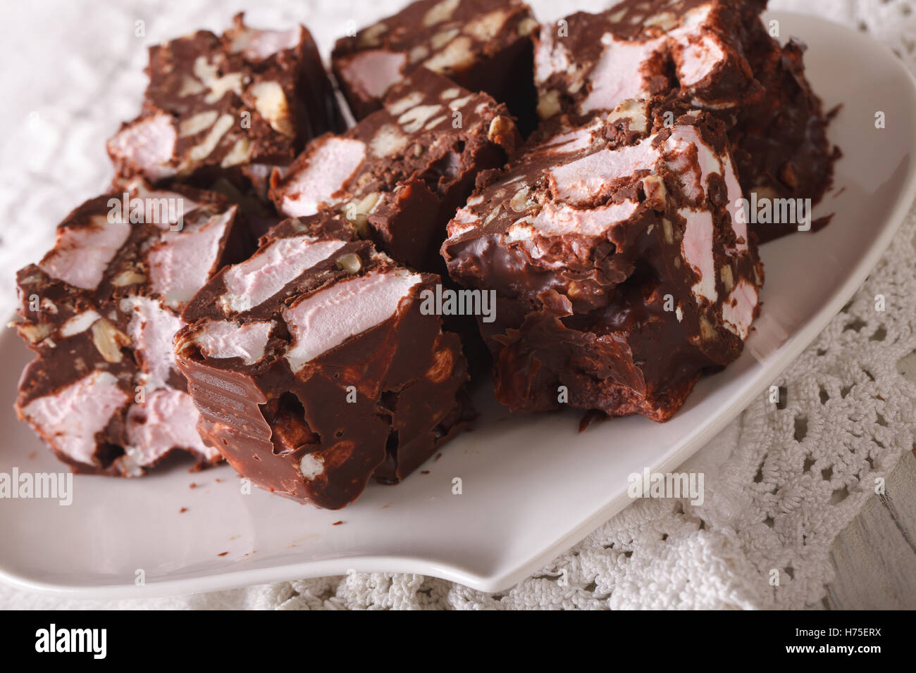 Schokoladendessert steiniger Weg mit Marshmallow und Muttern Nahaufnahme auf einem Teller auf den Tisch. Horizontale Stockfoto