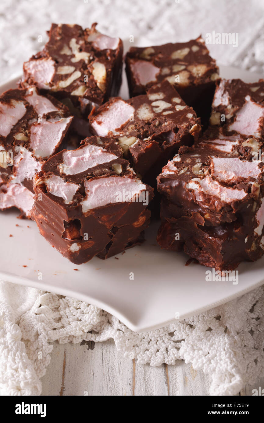 Schokoladendessert steiniger Weg mit Marshmallow und Muttern Nahaufnahme auf einem Teller auf den Tisch. vertikale Stockfoto