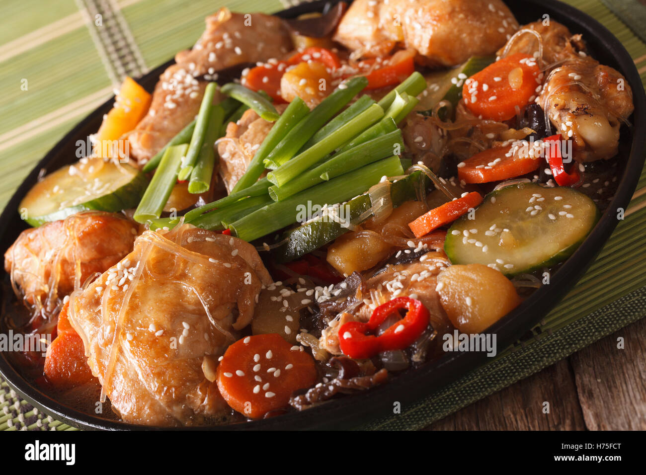 Koreanisches Essen geschmortes Huhn mit Gemüse-close-up auf dem Tisch. horizontale Stockfoto