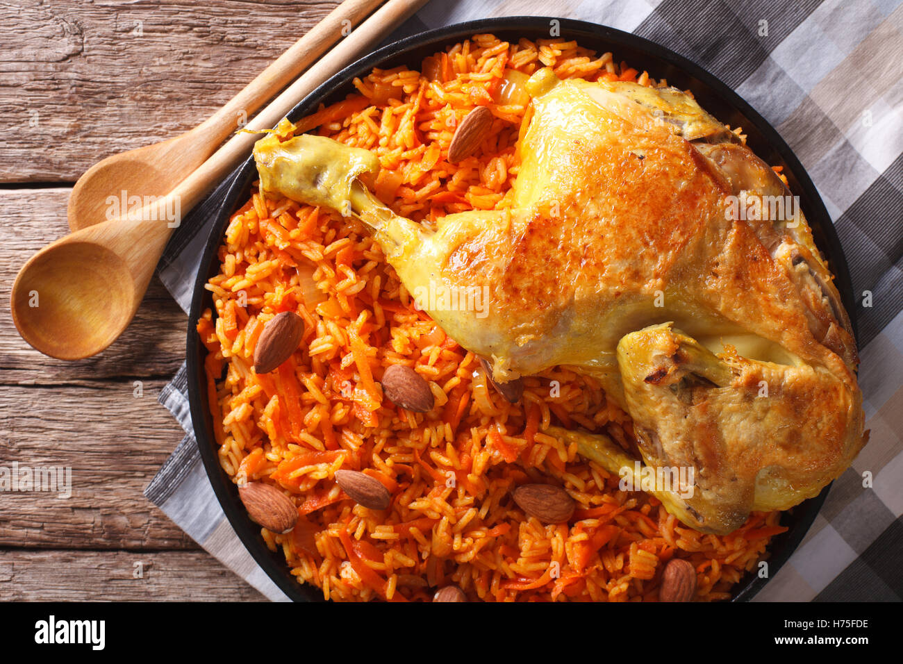 Arabische Lebensmittel Kabsa: Huhn mit Reis und Gemüse Nahaufnahme auf einer Platte. horizontale Ansicht von oben Stockfoto