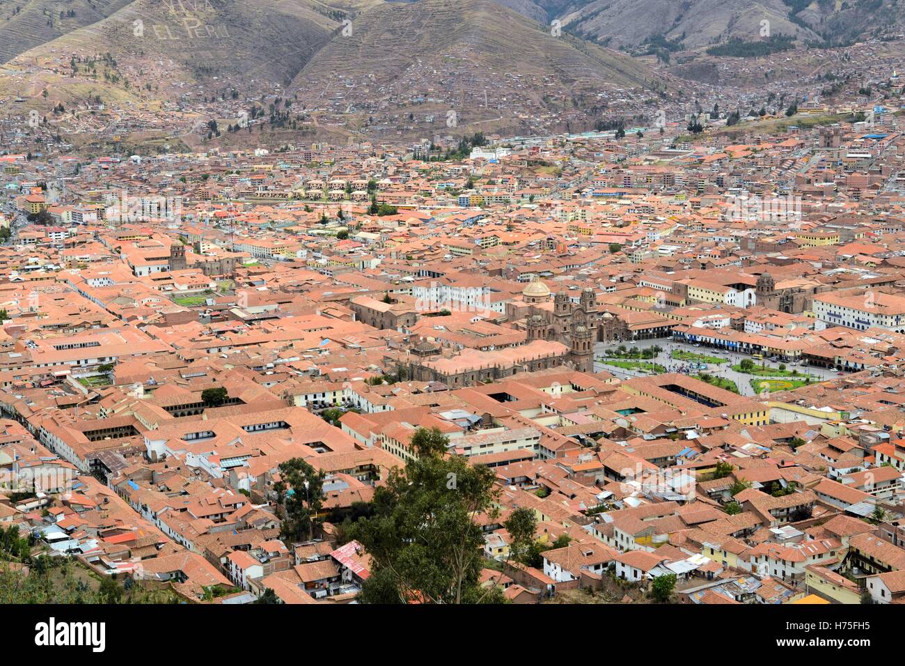 Haus Gebäude Turm Reisen Stadt Stadtleben existieren Existenz leben Leben live Hügel Bergen Verkehr Transport Stockfoto