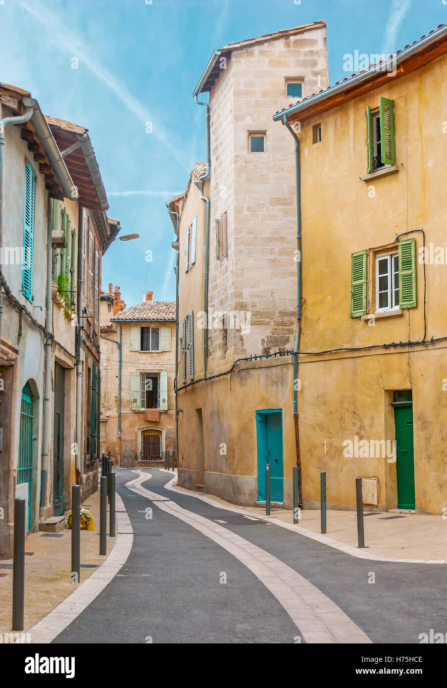 Die mittelalterlichen Häuser in der engen gewundenen Rue et Place Noel Antoine Biret Straße, im Herzen der Altstadt von Avignon, Frankreich Stockfoto