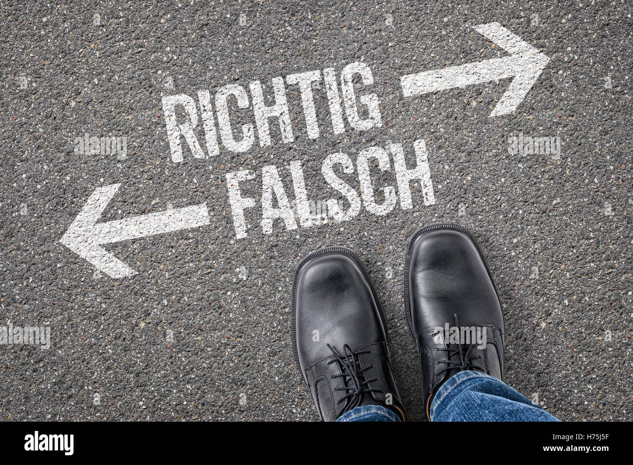 Entscheidung an der Kreuzung - richtig oder falsch Stockfoto