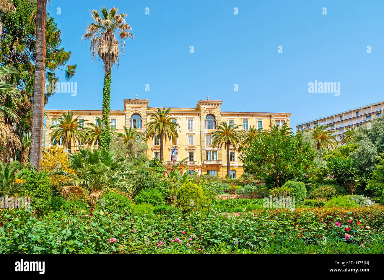 Der üppige Garten versteckt die malerische Villa Korsika Assembly, die es hat Sitz in Grand Hotel d'Ajaccio et Continental Stockfoto