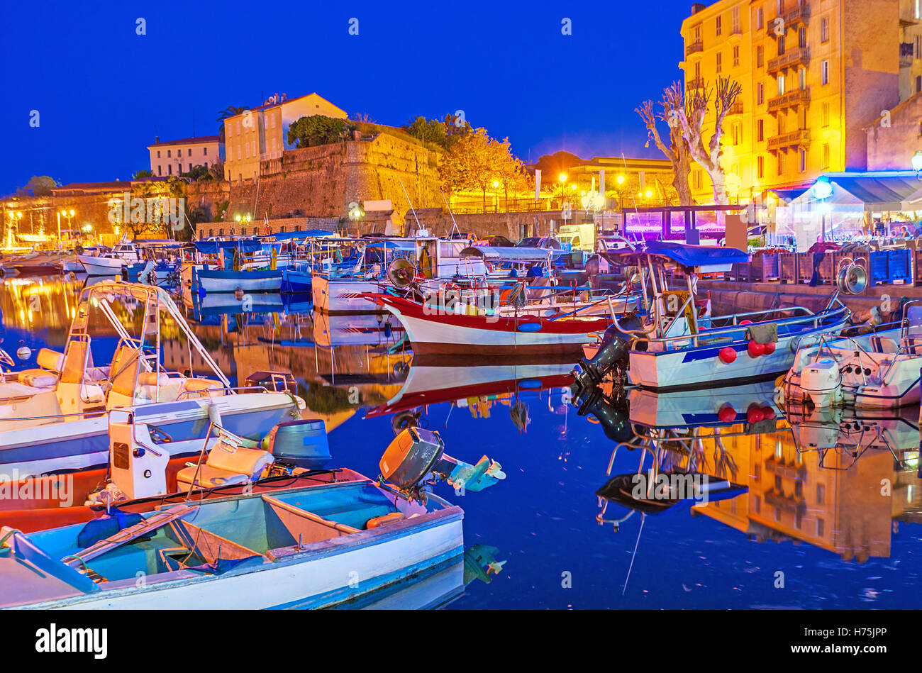 Am Abend in Ajaccio ist die beste Zeit zum Hafen und genießen träumen Boote und Yachten ankern hier, Korsika, Frankreich. Stockfoto