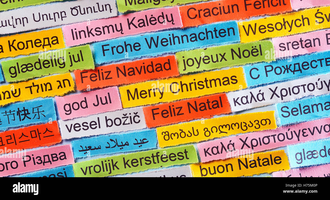 Frohe Weihnachten-Wortwolke auf farbiges Papier verschiedene Sprachen gedruckt Stockfoto