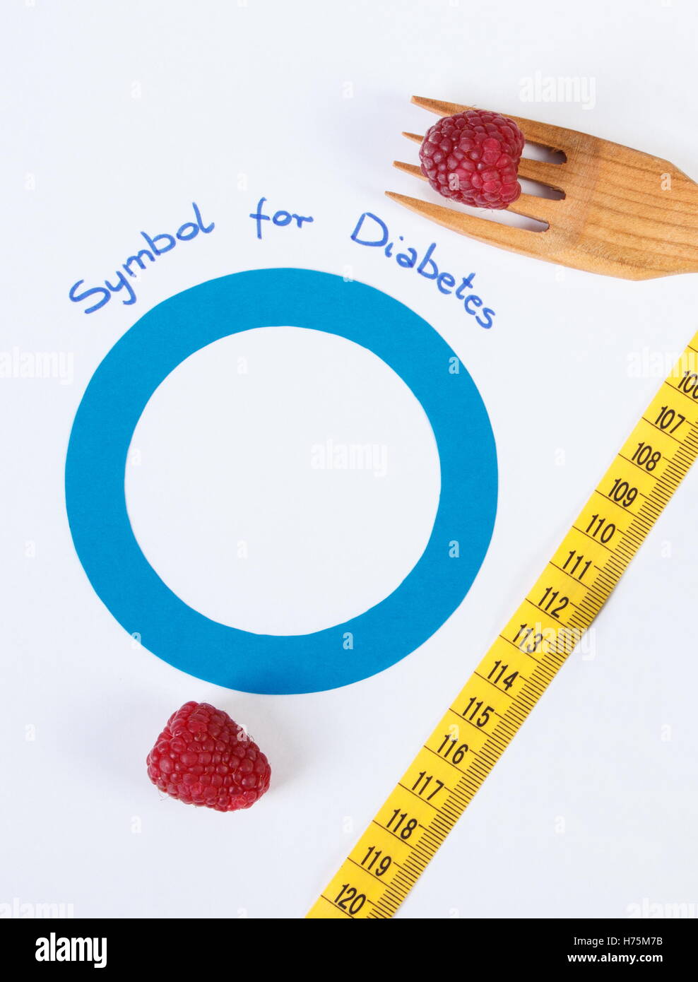 Frische Himbeeren mit Maßband und blauen Kreis aus Papier, Konzept des Abnehmens und Symbol des Welt-Diabetes-Tag. Stockfoto