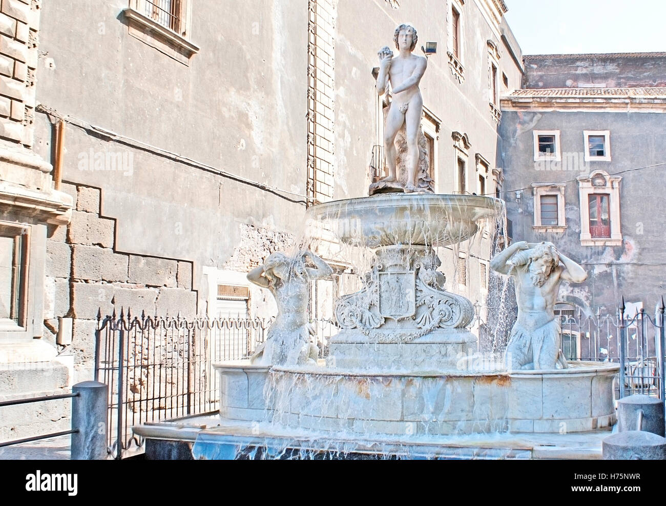 Der weiße Marmor Amenano Brunnen mit schönen Skulpturen befindet sich an der Seitenwand der Chierici Palast in Domplatz Stockfoto