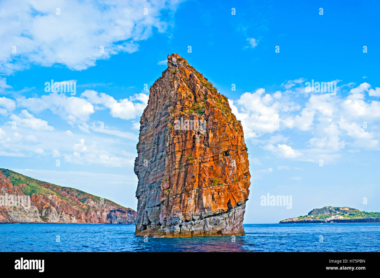 Die Felsformation sucht Faraglioni zwischen Vulcano und Lipari Inseln, Italien Stockfoto