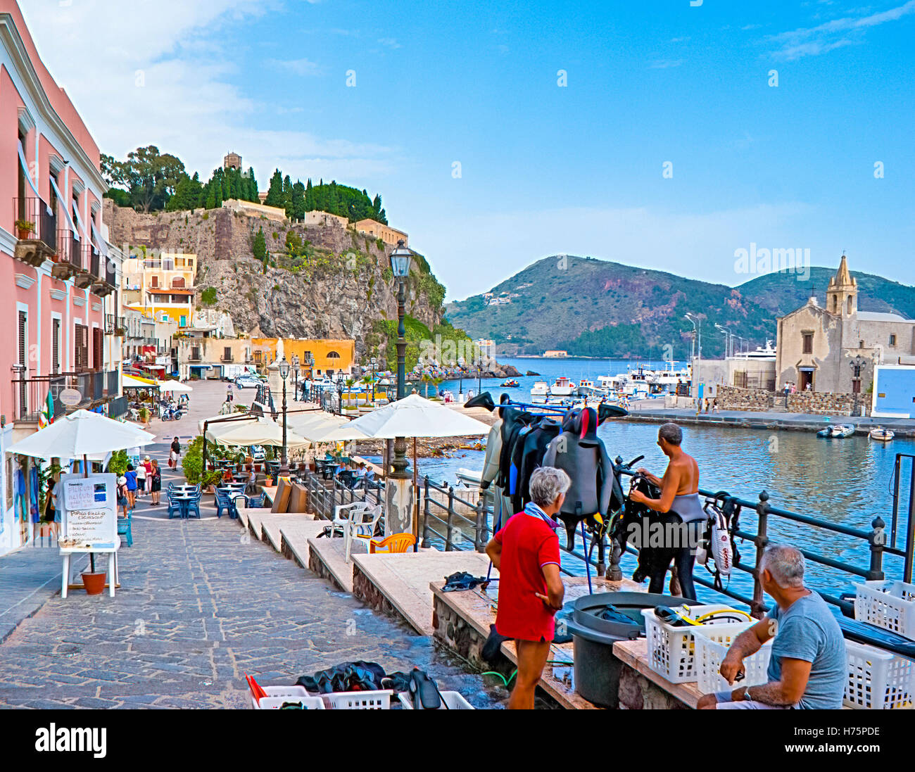Die Uferpromenade im Hafen Marina Corta mit dem Touristen die Tauchausrüstung mieten können besuchen Sie Café, Lipari Stockfoto