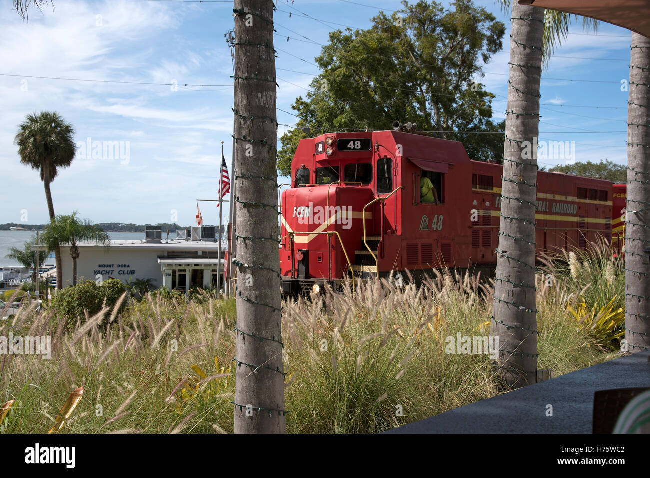 Mount Dora Florida USA A Fracht ziehen Lokomotive auf der Durchreise des Zentrums des Mount Dora einer Kleinstadt in Florida Stockfoto