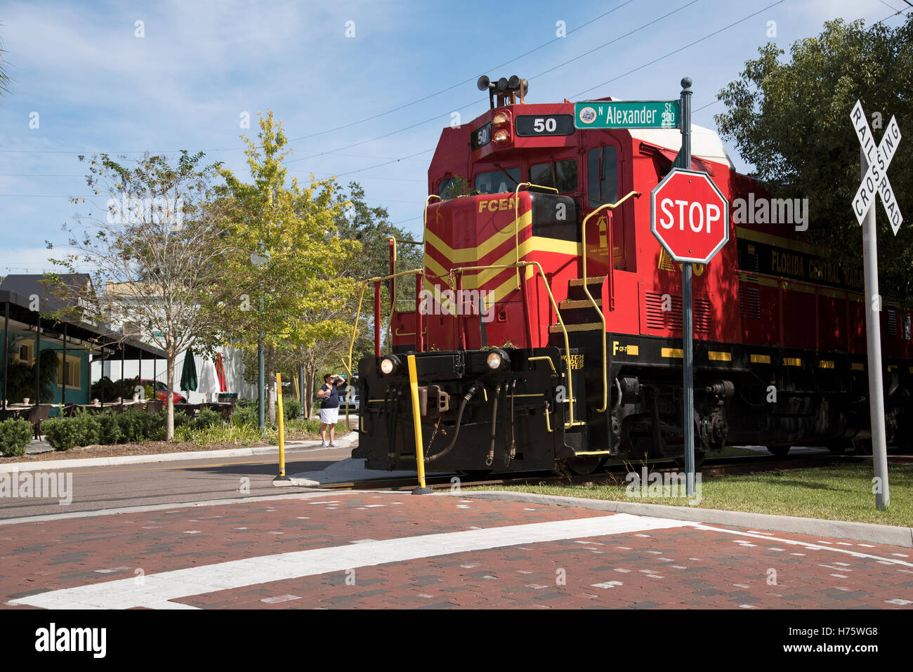 Mount Dora Florida USA A Fracht ziehen Lokomotive auf der Durchreise des Zentrums des Mount Dora einer Kleinstadt in Florida Stockfoto