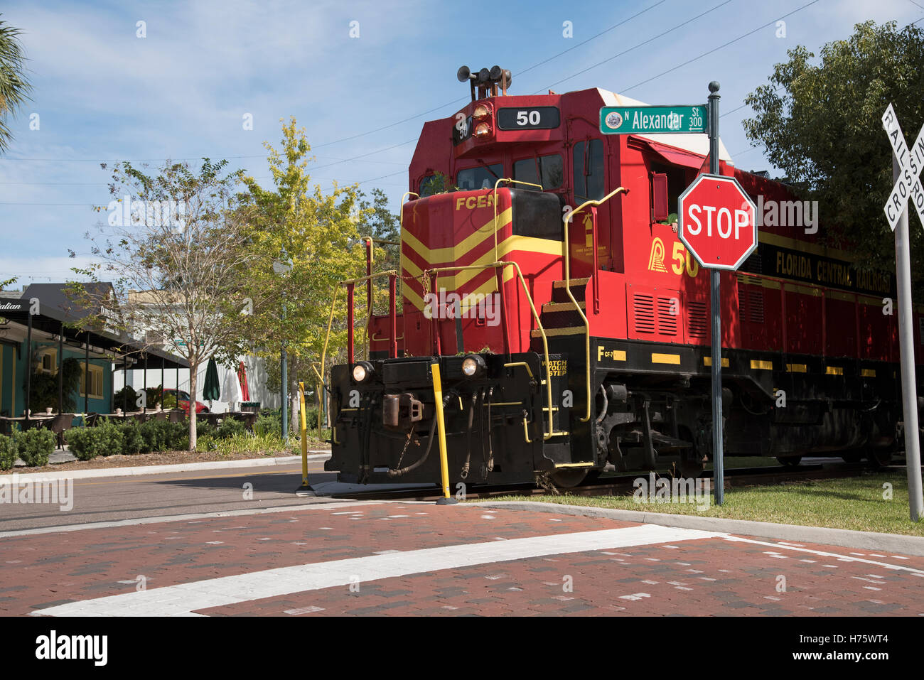 Mount Dora Florida USA A Fracht ziehen Lokomotive auf der Durchreise des Zentrums des Mount Dora einer Kleinstadt in Florida Stockfoto
