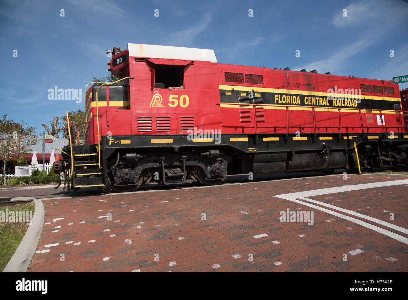 Mount Dora Florida USA A Fracht ziehen Lokomotive auf der Durchreise des Zentrums des Mount Dora einer Kleinstadt in Florida Stockfoto
