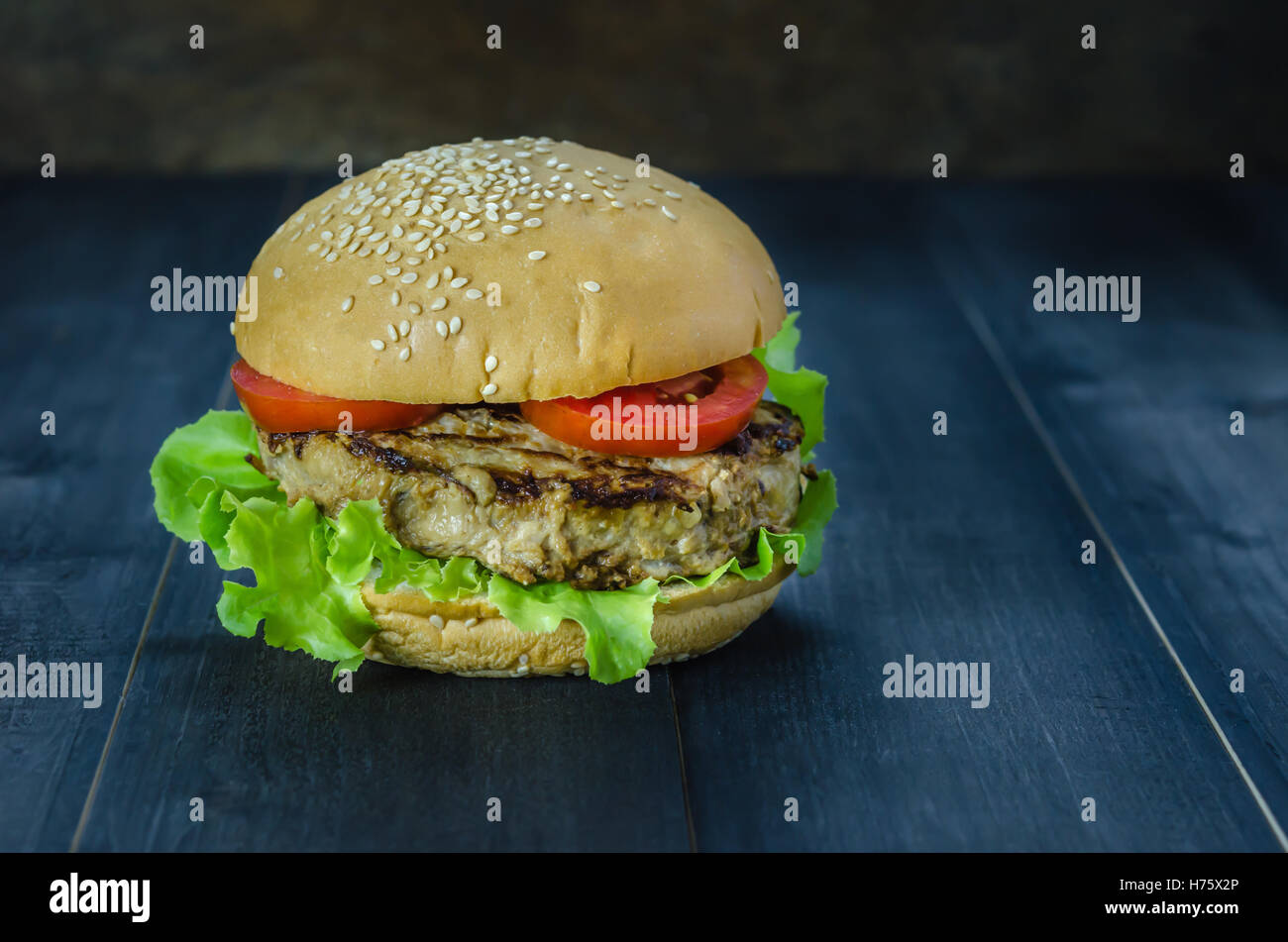 Nahaufnahme des hausgemachten Burger auf Holz- Hintergrund Stockfoto