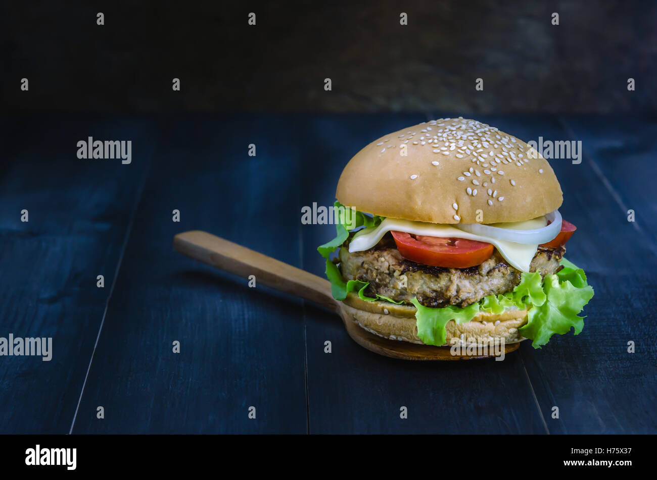 Nahaufnahme des hausgemachten Burger auf Holz- Hintergrund Stockfoto