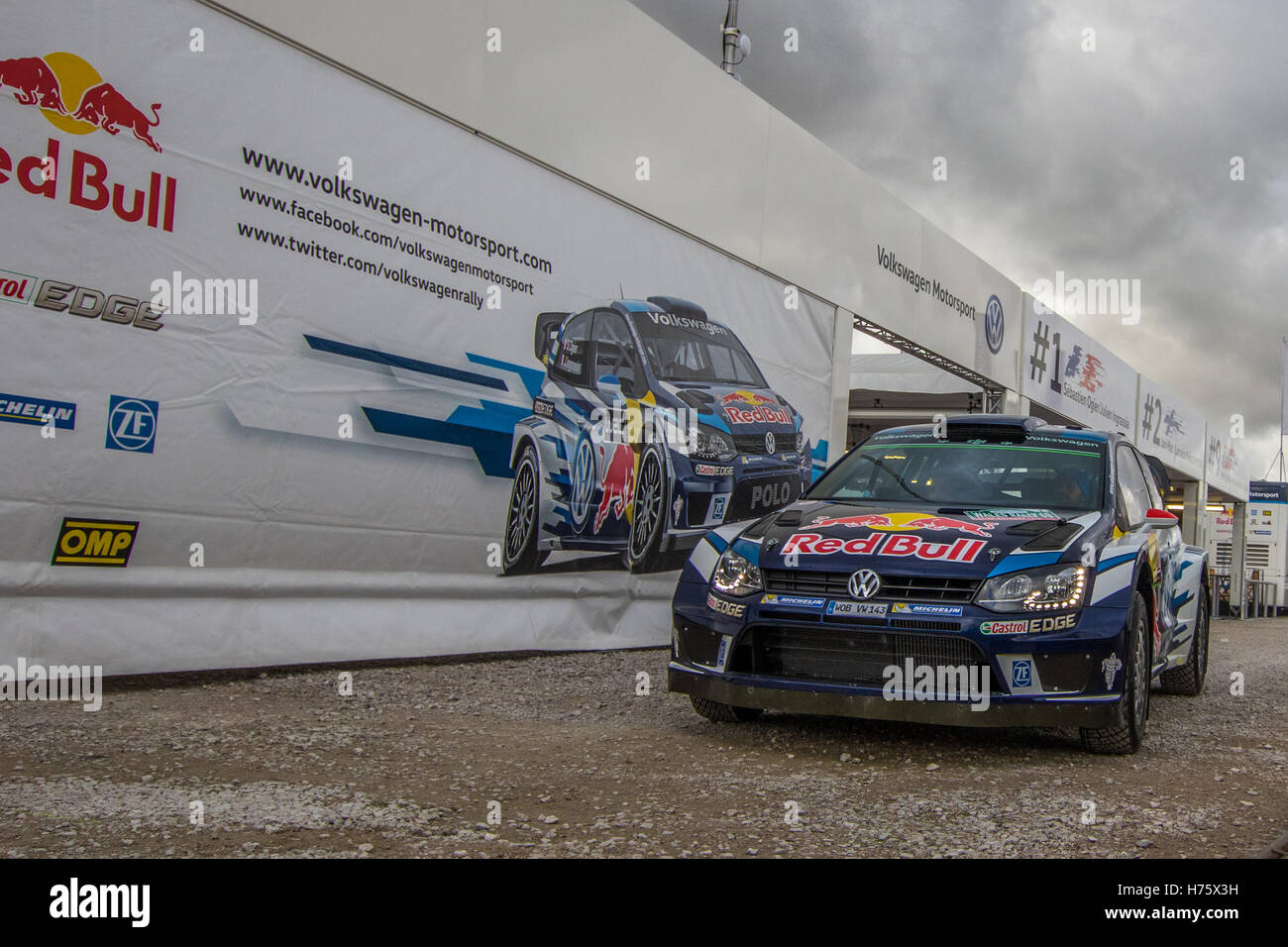 Ein Volkswagen Polo WRC außerhalb der Volkswagen Motorsport-Service-Bereich im Deeside Service Park während Wales Rally GB 2016. Stockfoto