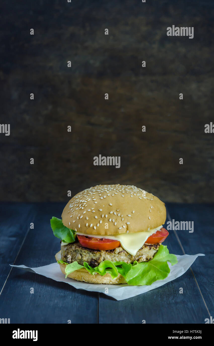 Nahaufnahme des hausgemachten Burger auf Holz- Hintergrund Stockfoto