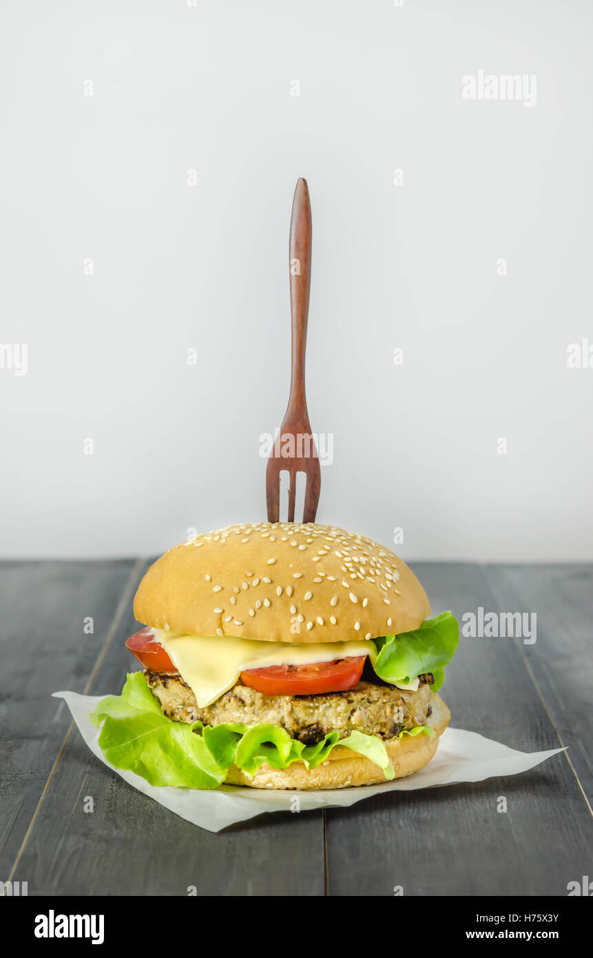 Nahaufnahme des hausgemachten Burger auf Holz- Hintergrund Stockfoto