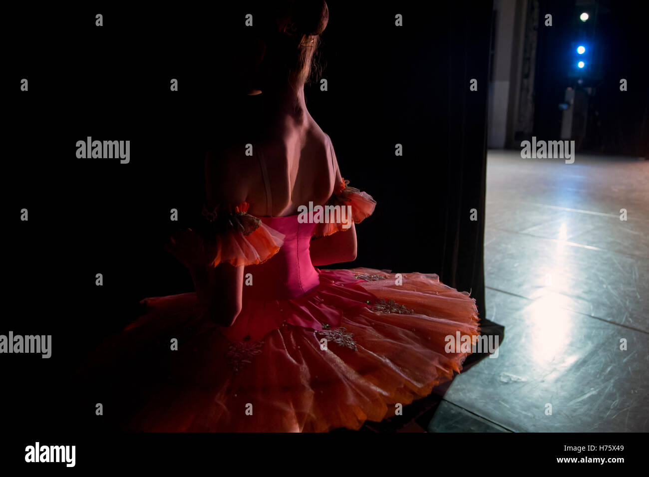 Eine Ballerina bereitet sich auf die Bühne zu gehen, während der All-Russischen Ballett-Wettbewerb in Moskau, Russland Stockfoto