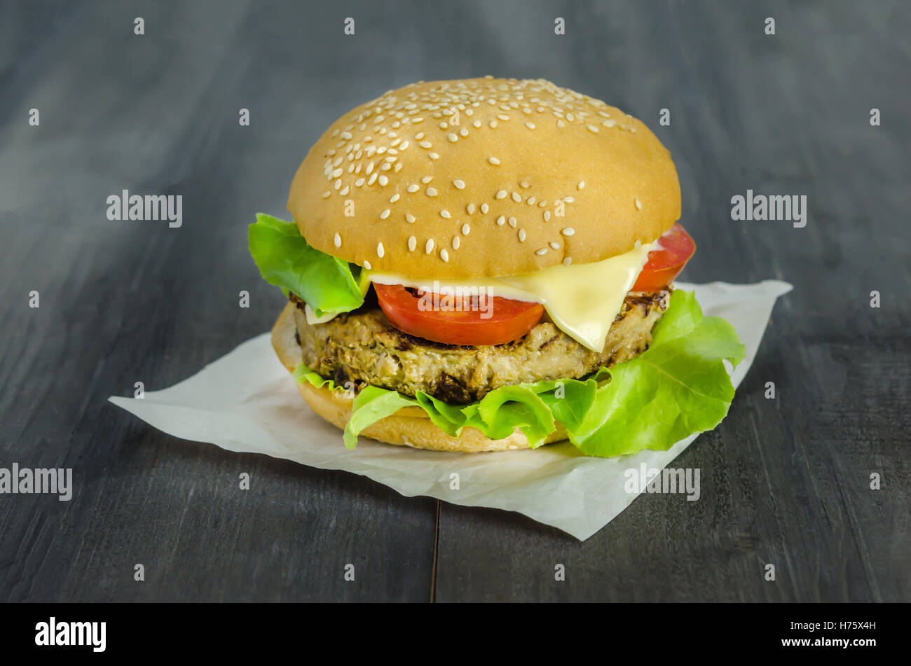 Nahaufnahme des hausgemachten Burger auf Holz- Hintergrund Stockfoto