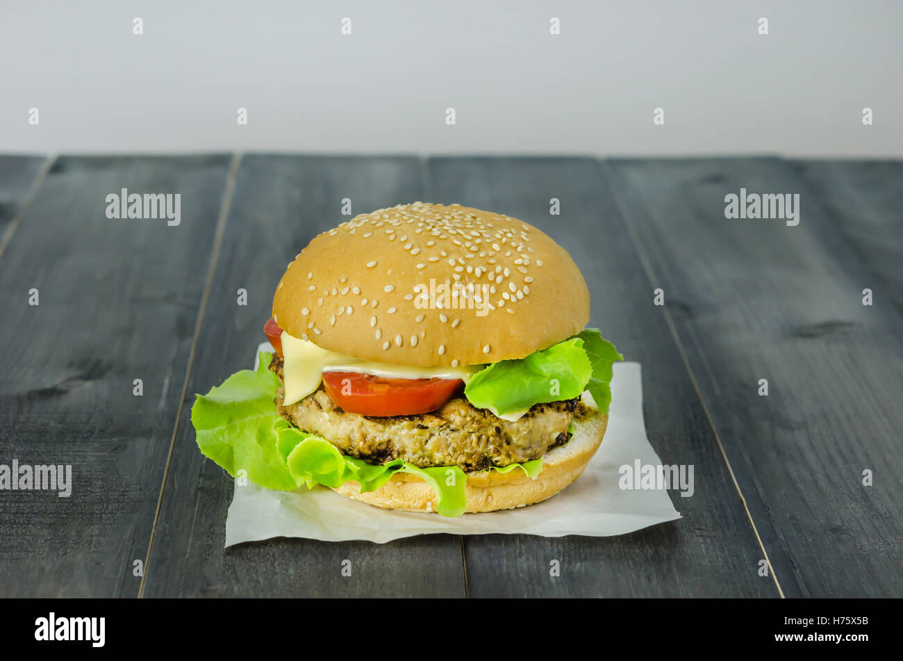 Nahaufnahme des hausgemachten Burger auf Holz- Hintergrund Stockfoto