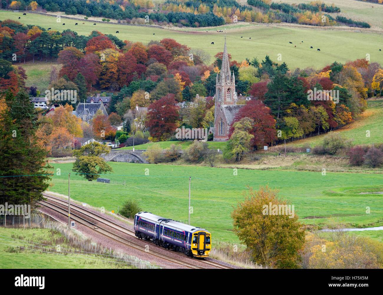 Ein Scotrail Zug an der Scottish Borders Eisenbahnlinie in der Nähe von Stow unterwegs zwischen Edinburgh Waverley und Tweedbank, Galashiels. Stockfoto