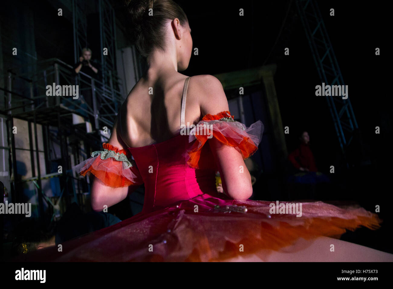 Eine Ballerina bereitet sich auf die Bühne zu gehen, während der All-Russischen Ballett-Wettbewerb in Moskau, Russland Stockfoto