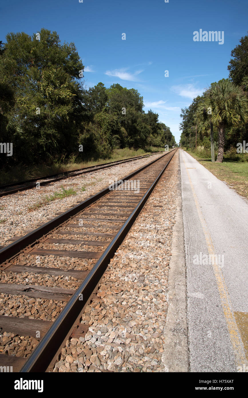 Railroad tracks converging -Fotos und -Bildmaterial in hoher Auflösung –  Alamy