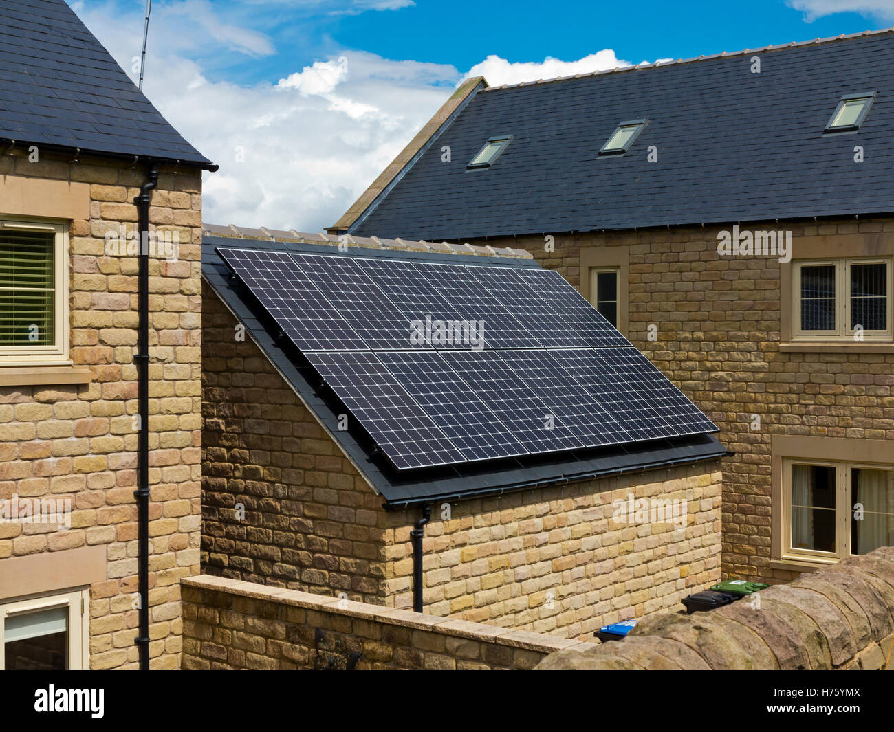 Sonnenkollektoren auf dem Dach des neu gebauten Haus in Derbyshire England UK Stockfoto