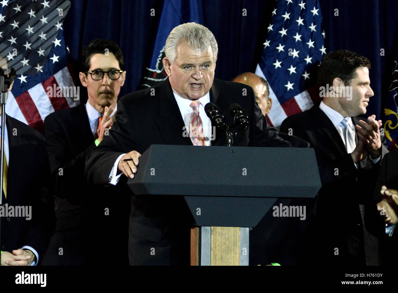 Vize-Präsident Joe Biden und Haus demokratische Führer Nancy Pelosi Überschrift Philadelphia demokratische City Committee Jefferson-Ja Stockfoto
