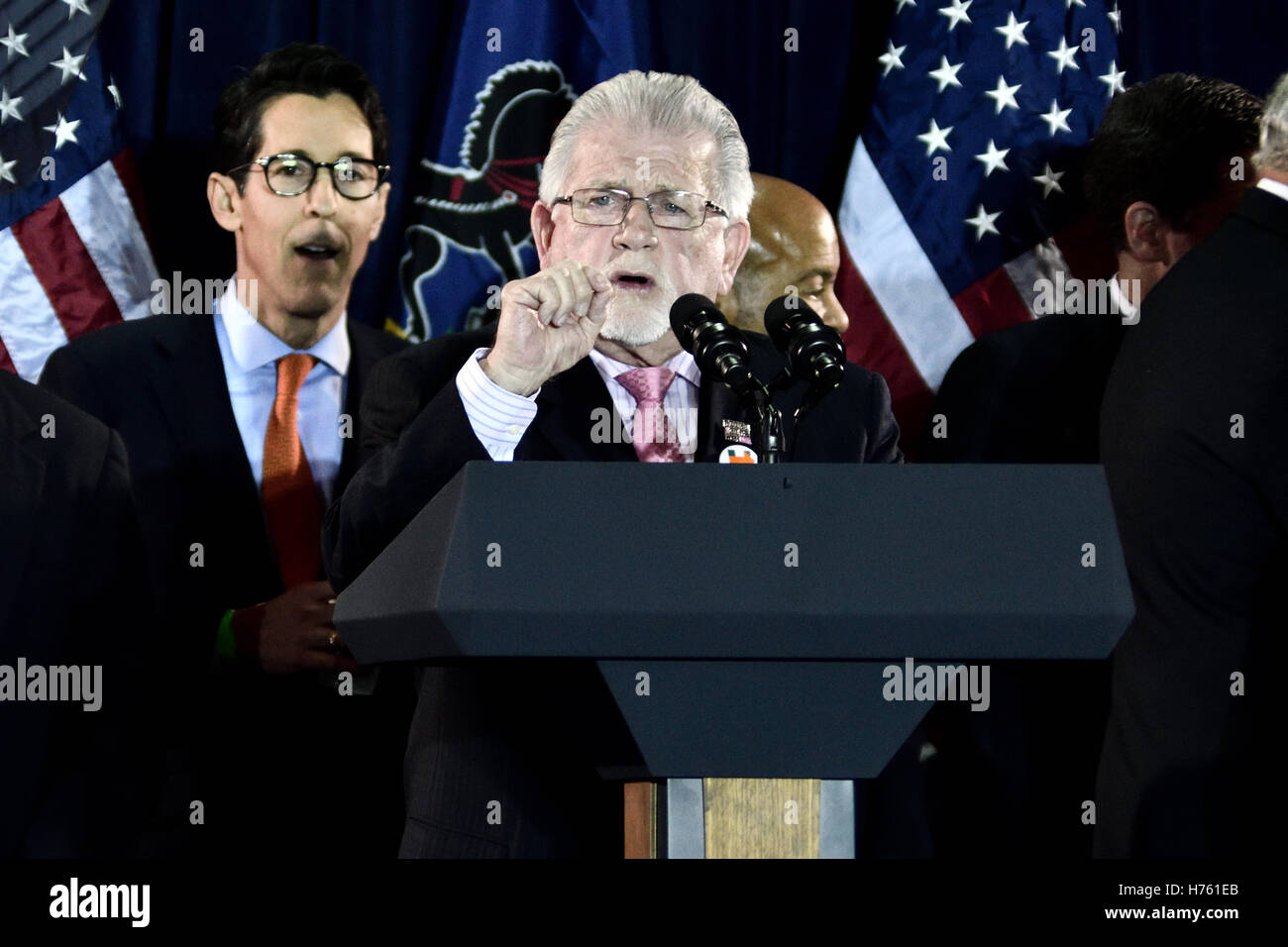 Vize-Präsident Joe Biden und Haus demokratische Führer Nancy Pelosi Überschrift Philadelphia demokratische City Committee Jefferson-Ja Stockfoto