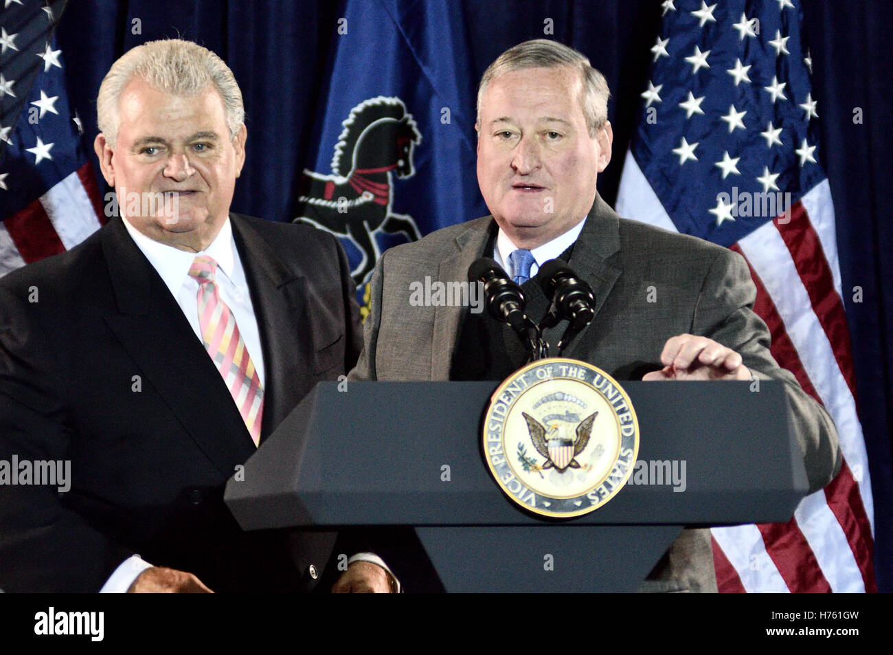 Vize-Präsident Joe Biden und Haus demokratische Führer Nancy Pelosi Überschrift Philadelphia demokratische City Committee Jefferson-Ja Stockfoto