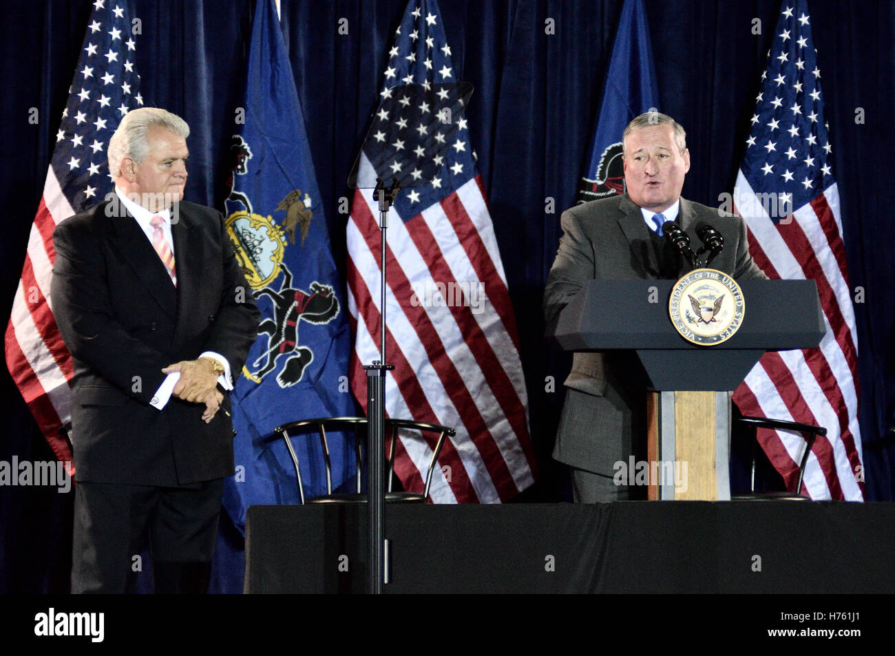 Vize-Präsident Joe Biden und Haus demokratische Führer Nancy Pelosi Überschrift Philadelphia demokratische City Committee Jefferson-Ja Stockfoto
