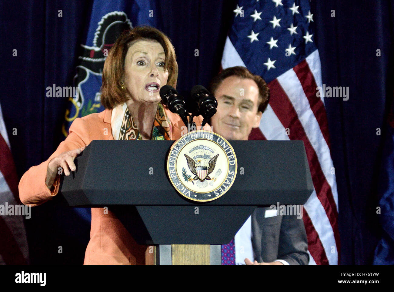 Vize-Präsident Joe Biden und Haus demokratische Führer Nancy Pelosi Überschrift Philadelphia demokratische City Committee Jefferson-Ja Stockfoto