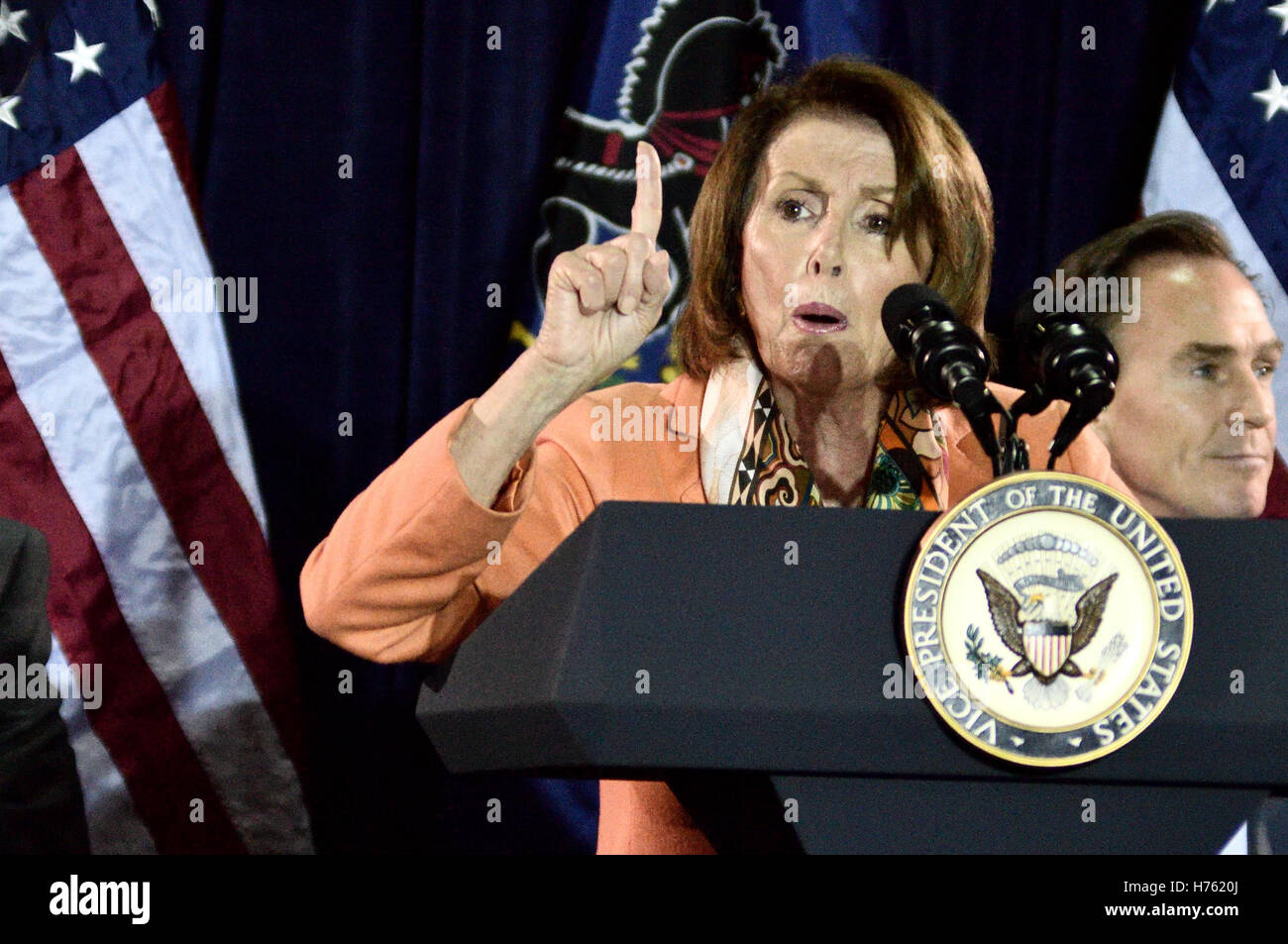 Vize-Präsident Joe Biden und Haus demokratische Führer Nancy Pelosi Überschrift Philadelphia demokratische City Committee Jefferson-Ja Stockfoto